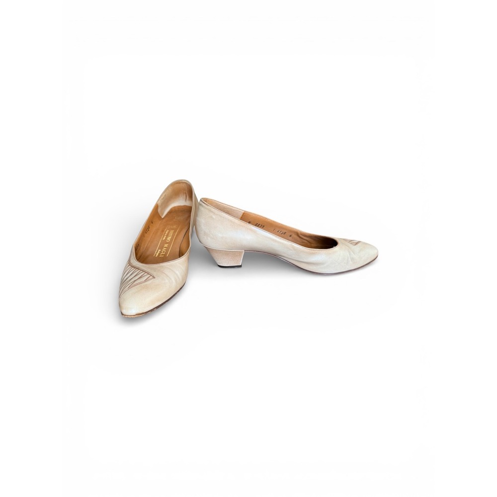 Vintage Bruno‎ Magli Women's Beige Leather Pointed Toe Kitten Heel Pumps Size 7